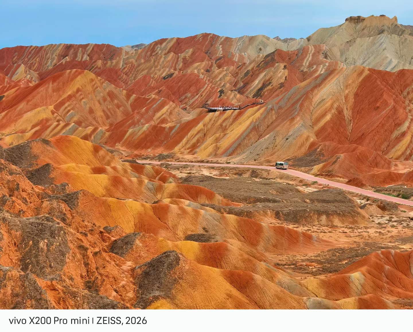 七彩丹霞的彩色岩层与山间公路