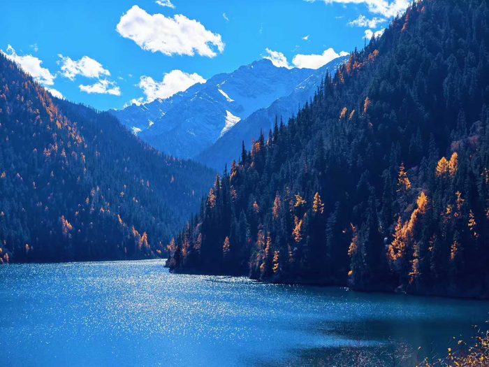 蓝色湖面与群山