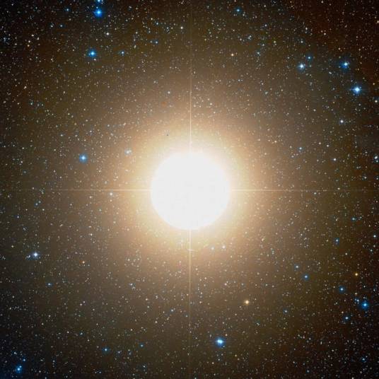 我是猎户座的参宿四,一颗视星等0.0-1.3等变化的红超巨星,因为我快炸了😊